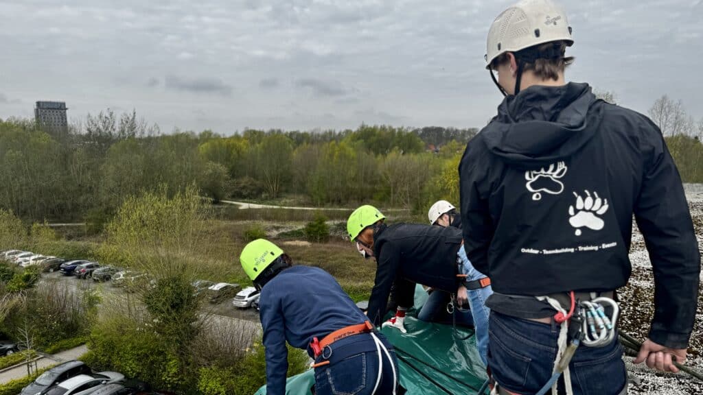 Studenten tijdens rappelactiviteit bij KULeuven in een groene omgeving.